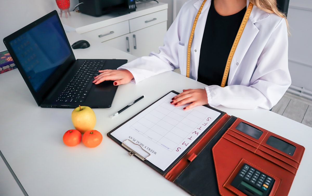 Nutricionista guiando sobre alimentación saludable